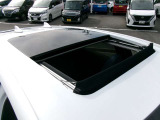 パノラミックガラスルーフ(電動チルト&スライド、電動格納式シェード付、リモート機能付)