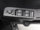パワーウィンドゥ 運転席ドアスイッチ照明付です。電動格納ミラーも手元でワンモーションで可能です。