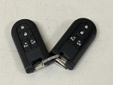 電子カードキーを携帯していれば、ドアハンドルやバックドアのリクエストスイッチを押すだけでドアの施錠・解錠が出来ます♪もちろん 遠隔操作も可能です!盗難防止のイモビライザー機能装備ですよ ☆
