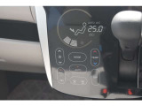 タッチパネルタイプのフルオートエアコン  「オート」を使って温度設定、車内の温度はいつも快適ですよ♪手袋をしながらでも操作可能♪