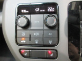 オートエアコンタイプなので細かい操作なしで快適温度に調整してくれます。シートヒーター付きで、冷えた車内でもスイッチを押せば数秒で座面と背もたれがあたたかくなります。