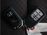 ◆スマートキー◆カギをバッグやポケットに入れたままでもドアロックの開閉ができる『スマートキー』付き!雨天や暗くなってもカギを取り出す必要がなくドアの開錠&エンジンも始動できます