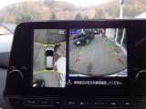 上から見下ろす感覚で駐車できる「アラウンドビューモニター」装備です。映像はナビ画面に映ります。