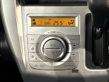 【オートエアコン】一度お好みの温度に設定すれば、車内の温度を検知し風量や温度を自動で調整。暑い&hellip;寒い&hellip;と何度もスイッチ操作をする必要はありません。快適な車内空間には必須の機能ですね♪