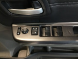 電動格納式リモコンドアミラーと、パワーウィンドウスイッチ等は運転席ドアにあります。