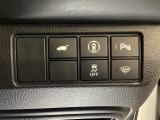 ハンドルの右側にHondaセンシング用のメインスイッチとパワーテールゲートスイッチがついています。パワーテールゲートスイッチは車内からでもテールゲートの開け閉めを電動でできます。