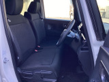 フロントシートはベンチシートです。ベンチシ―トは運転席と助手席の移動もスムーズ!狭い駐車場での乗り降りに便利です。