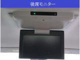 【後席モニター】ナビ(地デジTV機能・DVDビデオ再生機能ナビ付きナビのみ)と連動してTVやDVDビデオが観られます!ロングドライブでも同乗者お子様やも飽きませんね!
