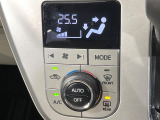 【オートエアコン】一度お好みの温度に設定すれば、車内の温度を検知し風量や温度を自動で調整。暑い&hellip;寒い&hellip;と何度もスイッチ操作をする必要はありません。快適な車内空間には必須の機能ですね♪