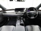 上質で落ち着いた印象のインパネ。視界も広々で運転しやすいです。