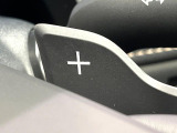 【パドルシフト】ハンドルから手を離さずに素早くシフトアップ&ダウンができるので、エンジンブレーキを使う下り坂や高速道路の合流で加速したい場面で役立ちます。