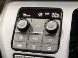 【オートエアコン】一度お好みの温度に設定すれば、車内の温度を検知し風量や温度を自動で調整。暑い&hellip;寒い&hellip;と何度もスイッチ操作をする必要はありません。快適な車内空間には必須の機能ですね♪