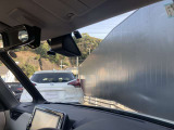 衝突軽減ブレーキのセンサーカメラです!。衝突の可能性が高まるとブザーなどでドライバー知らせ、自動的に緊急ブレーキを作動させ衝突を回避または衝突時の被害を軽減してくれます。