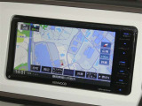 【7インチ】目的地を設定すれば、初めての場所でも簡単に行くことが出来ます。(音楽だって聴けちゃいます。)今や欠かせないアイテムですね。カーナビと共に楽しいカーライフを送って下さい!