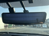 【デジタルインナーミラー】車両後方カメラの映像をミラーに映すことが出来ます。 そのため、後席に人や荷物があって後方が見えづらい場合でもしっかり視界を確保することが出来ます。