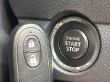 【キーレススタートシステム】カバンやポケットに入れたままでもドアの施錠・解錠が可能なスマートキーを装備。エンジンのオン・オフ時もカギを取り出す必要が無いからとっても便利です♪