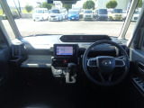 大きなフロントガラスで広々とした視界の運転席まわりです。