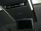 【大画面の後席モニター】大迫力でTVやDVDなどの動画を楽しめます。お子様やロングドライブには必需品ですよね!