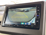 バックモニター装備。画面にて後方の確認が行えるので、バック駐車や車庫入れの際には重宝します。車の運転に慣れない方でも安心のガイドライン表示機能付。