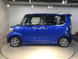 狭い駐車場でも、スライドドアならチャイルドシートへのお子さまの乗降や荷物の積載もスムーズ。とても便利な【両側電動スライドドア】ドアハンドを少し引くだけでリアドアが自動開閉します。
