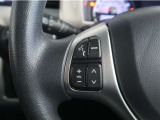 ステアリングスイッチ付き。前方から目を離すことなく操作することが可能です。