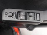 パワーウィンドゥ 運転席ドアスイッチ照明付です。電動格納ミラーも手元でワンモーションで可能です。