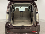 リアシートの背もたれを倒してさらに広々としたトランクスペースになります。段差も少なく荷物の出し入れもしやすくなっています。
