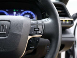 オーディオソース切替、レーダークルーズコントロールスイッチで前車との車間距離をアクセル・ブレーキ操作なしで一定に保つので運転がウーンと楽です。