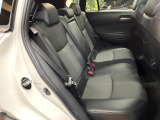 後部座席も気になるようなキズ・汚れやへたり等、大きなダメージはなく、良好な状態です。