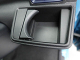 【カップホルダー】エアコン吹き出し口下部に設置されていますので使いやすさバッチリ!運転席から手の届くちょうどの位置です!