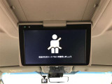 後席モニター装備!お出かけ時の渋滞時でもお子様や同乗者の方が退屈しません。ドライバーは運転に集中できます♪