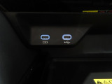 スマホやゲーム機の充電は左側^^ ディスプレイオーディオに接続する際は右側を^^