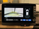リバースギアに入れるだけで後方の表示へ切り替わります。夜間や雨の日の駐車も楽になりますよ。