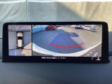 狭い場所での駐車やすれ違いなどでより的確な運転操作に役立つ360&deg;ビューモニターが装備されています。