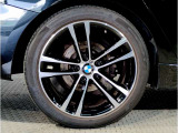 BMWの純正アロイホイールは軽量かつ強度にも優れているホイールで走行性能を引き上げる設計になっております。足元にもBMWは妥協がなくこだわっている個所になります。