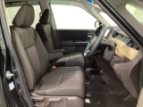 女性でも運転がしやすいように、シートの高さ調整機能(シートリフター)がついています。広い足元にゆったり座れるシートには肘掛も装備しており長距離の運転でも疲れにくいシートです。