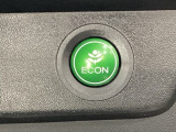 ECON モードをON にするとアクセルペダルの動きに対するエンジンの反応とエアコンの制御を切り換えることで、燃費のいい運転をするドライバーがペダルを踏んだ時と同じようにエンジンを制御します。