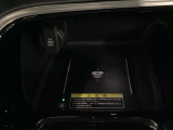 センターコンソールにはワイヤレス充電器を装備してます。Qi(チー)規格対応のスマートフォンなどを置くだけでワイヤレスで充電可能です。