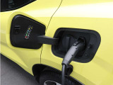 急速充電は、商業施設など外出先の公共の充電ステーションでご利用いただけます。CHAdeMO規格に準拠した150kWの急速充電器を使用した場合、充電率10%から80%まで、約32分で充電できます。