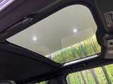 【ガラスルーフ】ガラスルーフ搭載で車内の解放感が一気にアップ!開放的なドライブをお楽しみいただけます。