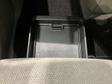助手席の下にはトレーが付いていますので外部からも見られたくないものも収納出来ます。