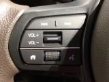 ステアリングにオーディオ操作スイッチが付いています。オーディオ画面に直接タッチしなくても操作が出来ますので、運転に集中できます。