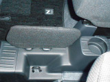 運転席の足元へ物を落ちるのを防ぐ小物侵入防止版がついています!