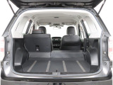 たっぷり大容量の荷室!荷室左右にはフックが付いており荷物の固定にも使用することが出来ます!!また、後部座席を倒すことで荷室をさらに広く使うことが出来ます!旅行やレジャーにも活躍が期待できます!!