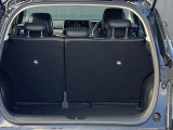 後部座席に座れる状態でも荷室はこれだけの広さがあるのでお出かけやお買い物にも重宝します。ついつい買い物しすぎても安心ですね♪