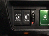 【両側パワースライドドア】両側がパワースライドドアになっており、運転席のスイッチやスマートキーでも開閉が可能です!開口部も広いので乗り降りも楽々♪