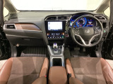 車内は光触媒抗菌消臭施工済です。スタイリッシュなデザインで暖かみのあるインパネ周りを演出します。グローブボックスやカップホルダーのほかにトレーなどたくさんの収納スペースが装備されています。