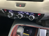 運転席/助手席シートヒーターで寒い日もすぐに温かくなり快適に過ごせます。3段階の温度調整が可能です