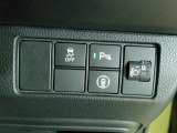 パーキングセンサーや横滑りを防ぐVSA等のスイッチ類は運転席の右側、手の届きやすい位置にあります。