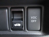 VDCは各種センサーが運転操作や車速などを検知し、自動的にブレーキ圧やエンジン出力を制御。滑りやすい路面やコーナリングなどで横滑りを軽減する安全装置です。